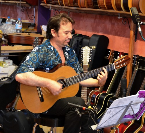 Guitare Victor Bedikian jouée par Nicolas Toniolo, août 2012